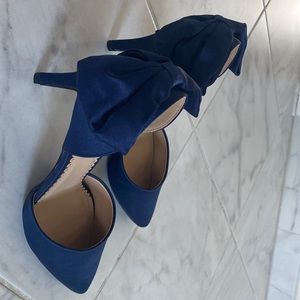 Journee Collection Tanzi -bow detail